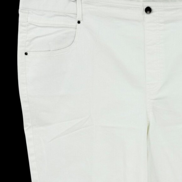Terra & Sky Women Stretch Pull-on Fitted White Denim Shorts Plus 3X 24W-26W NWOT - Picture 3 of 10